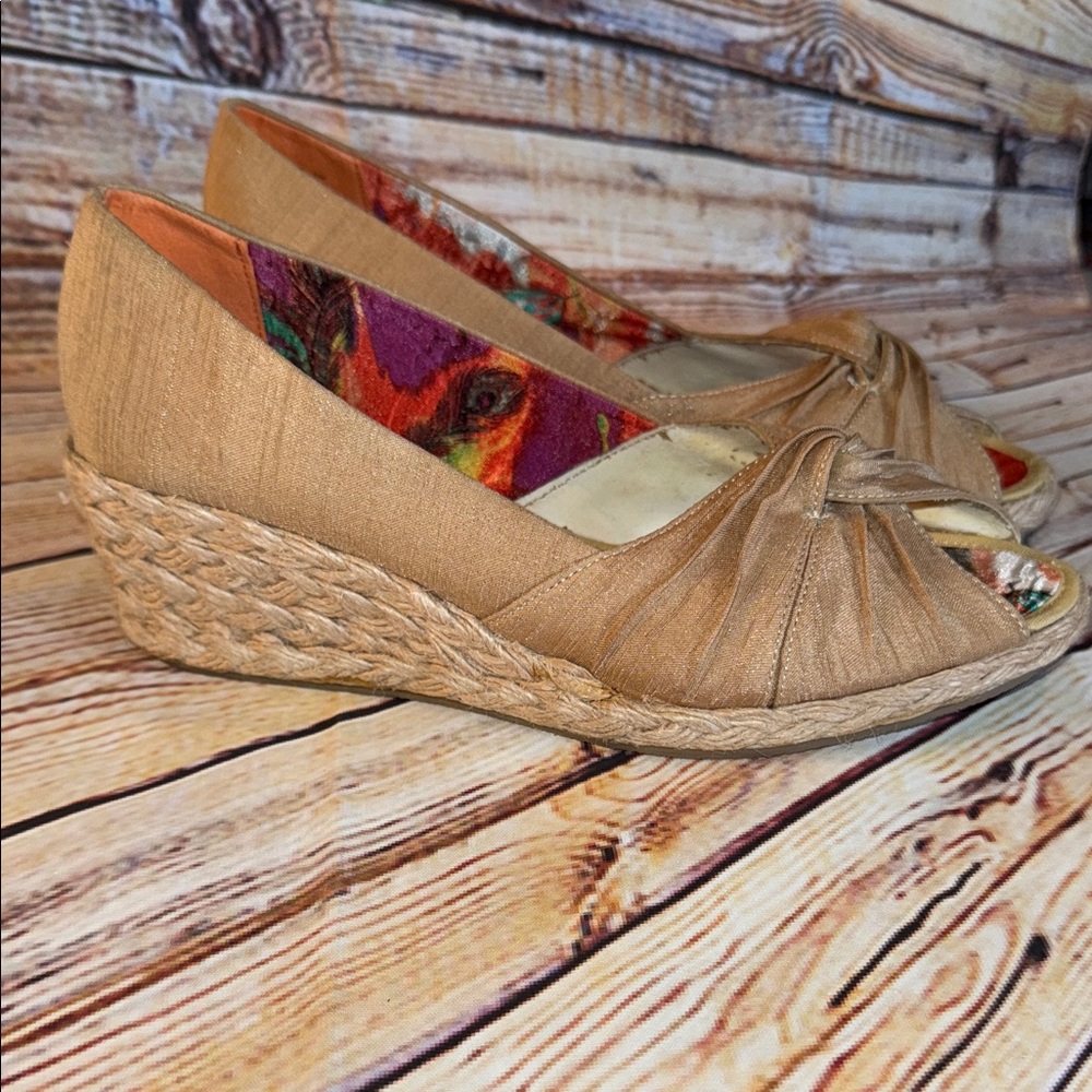 Soft Style Beige Peep-Toe Wedges Size 8.5 - Picture 3 of 15
